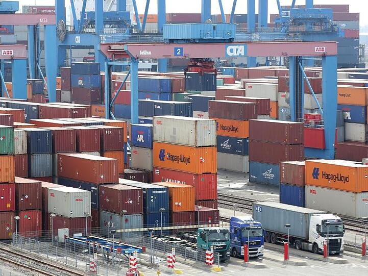 Container werden auf dem Gelände des Containerterminal Altenwerder in Hamburg verladen.