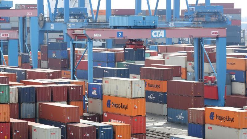 Container werden auf dem Gelände des Containerterminal Altenwerder in Hamburg verladen. Container werden auf dem Gelände des Containerterminal Altenwerder in Hamburg verladen.