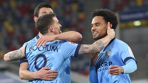 Jubel bei den Bochumer Spielern. Der VfL hat 3:0 bei Fortuna Düsseldorf gesiegt.