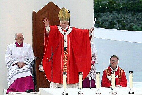 Der Papst, uns alle liebend