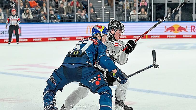 51 Minuten lang hatten die Hausherren um Emil Johansson (l.) Kölns EHC-Schreck Justin Schütz im Griff – dann traf er entscheidend.