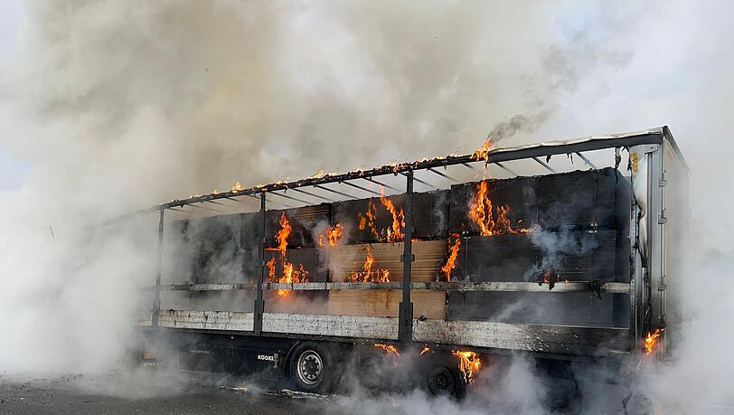 Ein mit Holz beladener Sattelzug brennt auf der Autobahn A72 bei Bayreuth.