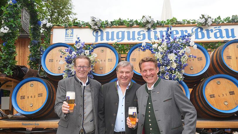 Die beiden Augustiner-Geschäftsführer Martin Leibhard (l.) und Marc Kusche (r.) und in ihrer Mitte Bald-Paulaner-Wiesnwirt Lorenz Stiftl. Die beiden Augustiner-Geschäftsführer Martin Leibhard (l.) und Marc Kusche (r.) und in ihrer Mitte Bald-Paulaner-Wiesnwirt Lorenz Stiftl.