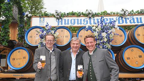 Die beiden Augustiner-Geschäftsführer Martin Leibhard (l.) und Marc Kusche (r.) und in ihrer Mitte Bald-Paulaner-Wiesnwirt Lorenz Stiftl.