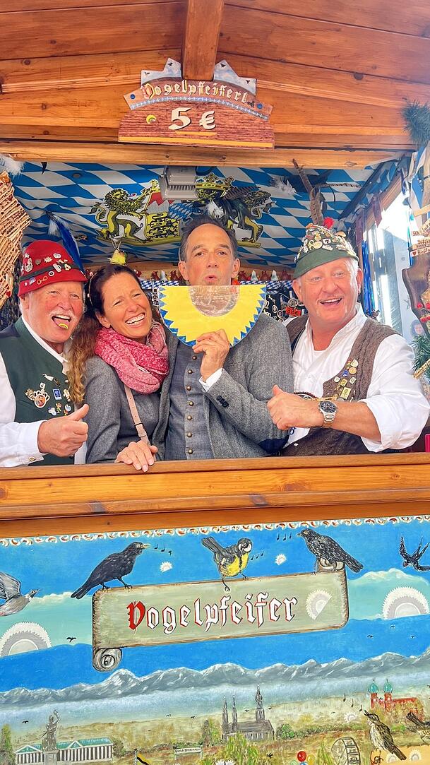 Ein bisserl Gaudi muss sein: Heidrun Gärtner (2.v.l.) und Harry Blank (2.v.r.) beim kleinsten Stand auf der Wiesn, den Vogelpfeifern.
