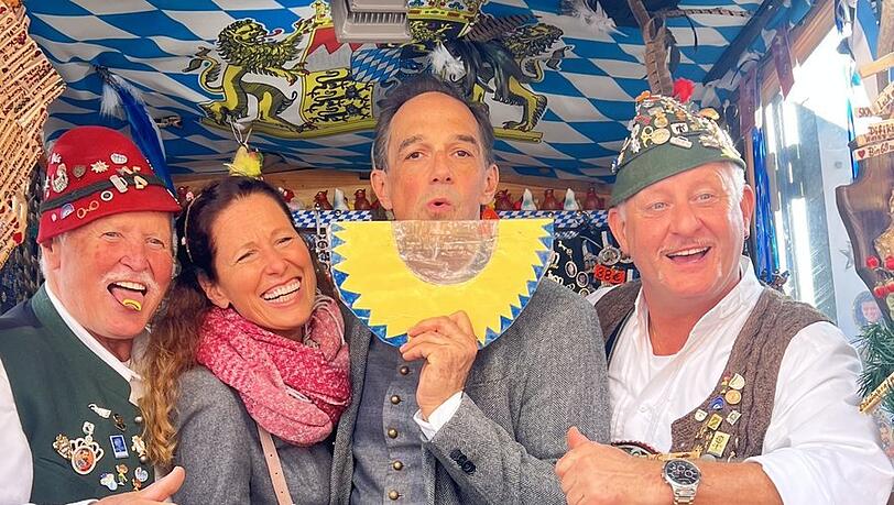 Ein bisserl Gaudi muss sein: Heidrun Gärtner (2.v.l.) und Harry Blank (2.v.r.) beim kleinsten Stand auf der Wiesn, den Vogelpfeifern. Ein bisserl Gaudi muss sein: Heidrun Gärtner (2.v.l.) und Harry Blank (2.v.r.) beim kleinsten Stand auf der Wiesn, den Vogelpfeifern.
