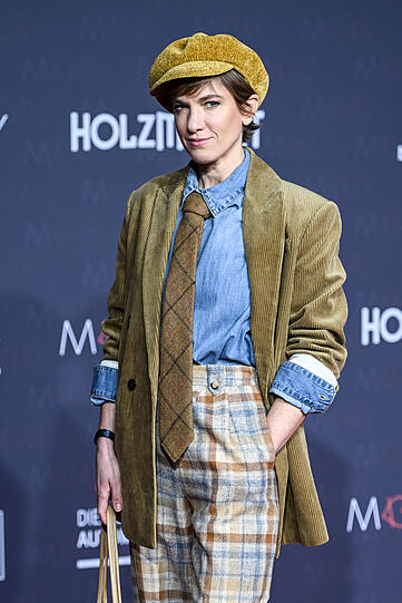 Isabell Horn erinnert mit ihrem Look an eine stylische Zeitungsverk&auml;uferin aus den 20. Jahren.