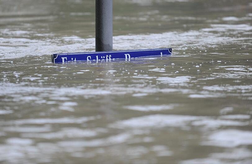 Die Passauer Innenstadt ist komplett überflutet. Von Entspannung kann weiterhin keine Rede sein.