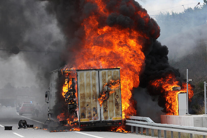 Spektakulärer Lkw-Brand auf der A94 &ndash; die Bilder vom Feuerwehreinsatz.