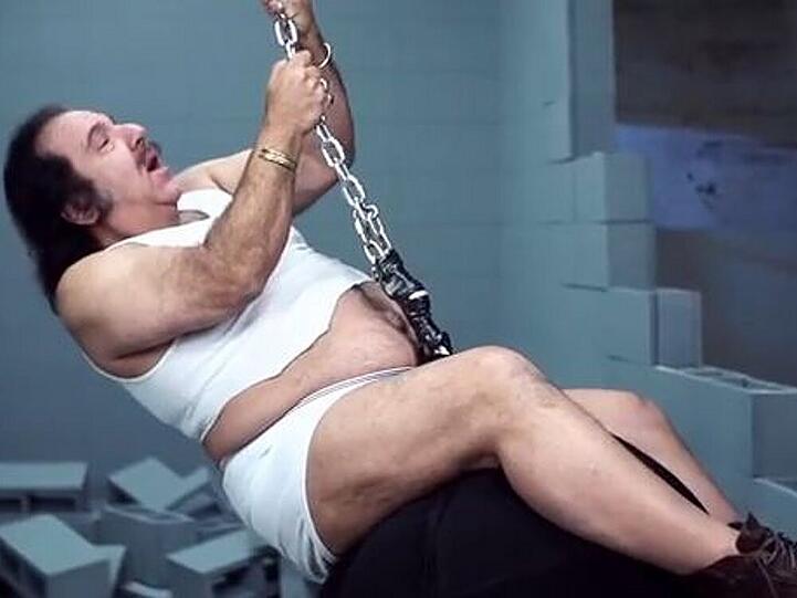 Ron Jeremy bauchfrei auf der Abrissbirne