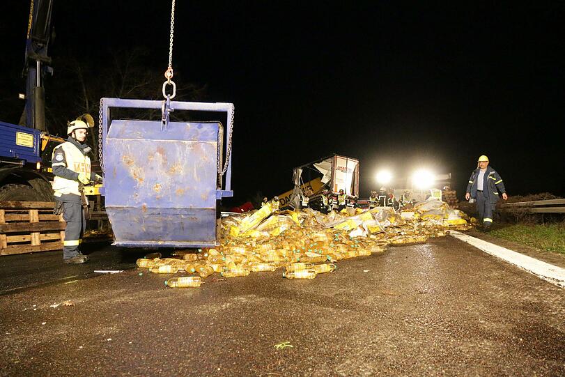 Die A3 glich einem Schlachtfeld: Bei dem Unfall krachten drei Lkws ineinander. Einer verlor dabei 23 Tonnen Salatöl.