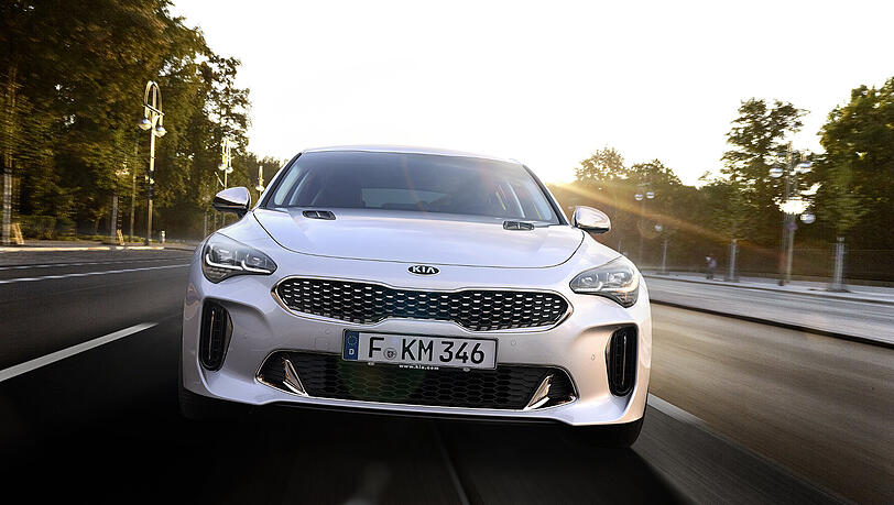 Breite Front, flache Motorhaube, riesige Lufteinlässe: Das "Gesicht" des Stinger wirkt zugleich freundlich und aggressiv. Breite Front, flache Motorhaube, riesige Lufteinlässe: Das "Gesicht" des Stinger wirkt zugleich freundlich und aggressiv.