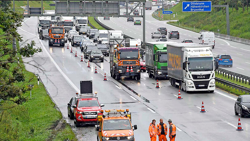 Für die Arbeiten mussten zwei der drei Fahrspuren auf der A99 gesperrt werden.
