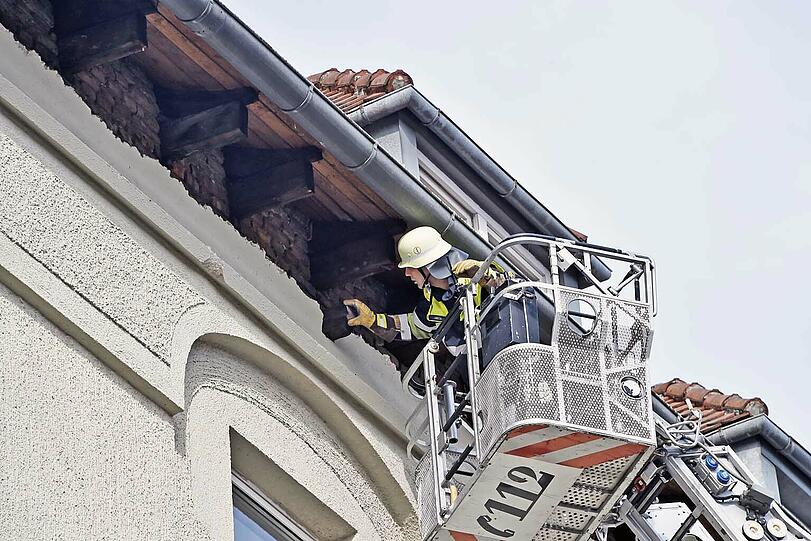 In der Kapuzinerstraße sind Teile eines Hausdachs einfach auf die Straße gefallen.