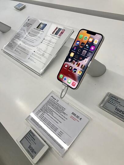 Dieses iPhone 13 gibt es als Ausstellungsstück, aber nicht zu kaufen.