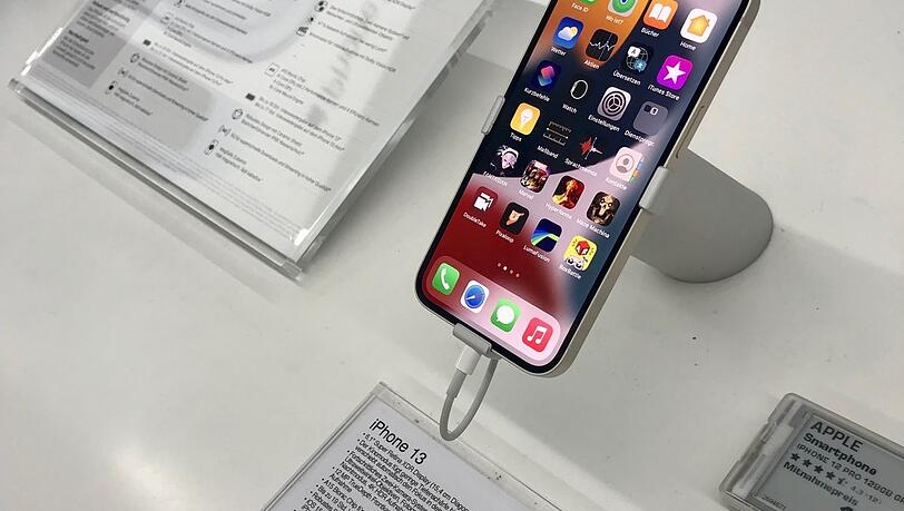 Dieses iPhone 13 gibt es als Ausstellungsstück, aber nicht zu kaufen. Dieses iPhone 13 gibt es als Ausstellungsstück, aber nicht zu kaufen.