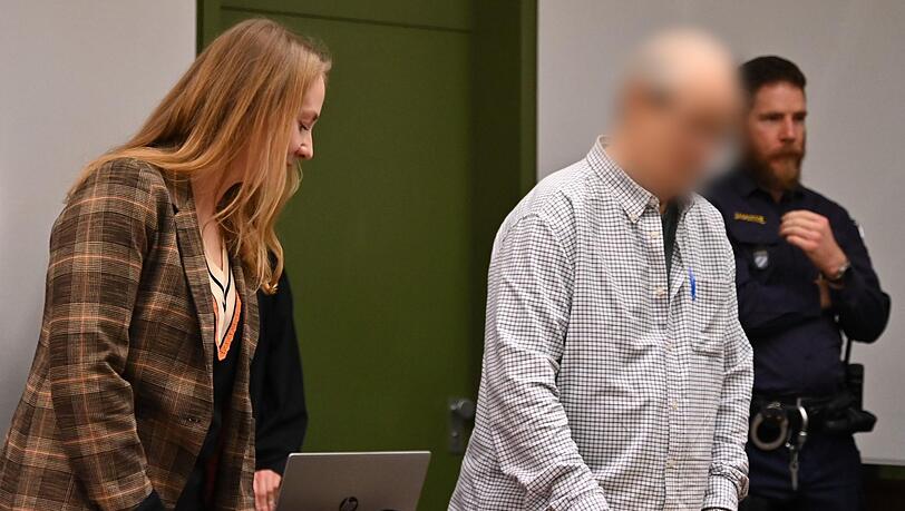 Der 70 Jahre alte Angeklagte steht vor Prozessbeginn am Landgericht München I im Gerichtssaal. Der Mann soll vor 45 Jahren einen 69-Jährigen mit einem kiloschweren Mörserstößel in dessen Badezimmer erschlagen haben, um seine Wertgegenstände zu stehlen.