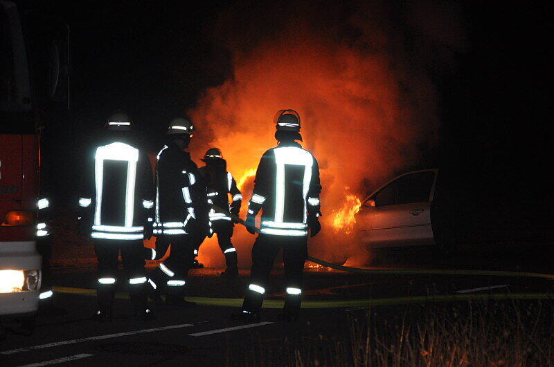 Ein Pkw brennt auf der AÖ2 in Töging am Inn. die Brandursache war vermutlich ein technischer Defekt. Personen wurden nicht verletzt. Foto: fib/GS