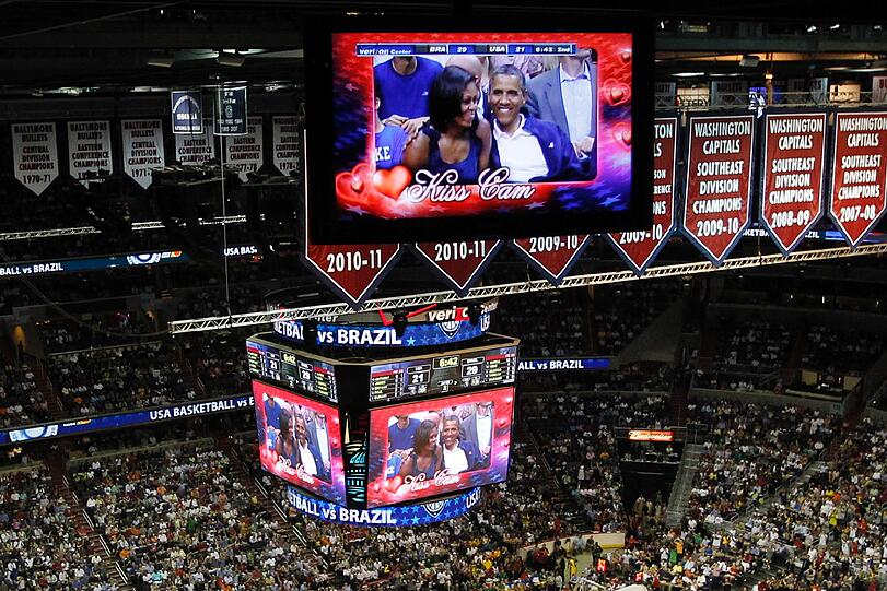Von der "Kiss Cam" erwischt: Obama knutscht seine Michelle beim Basketball in Washington - sehen Sie hier die besten Bilder.