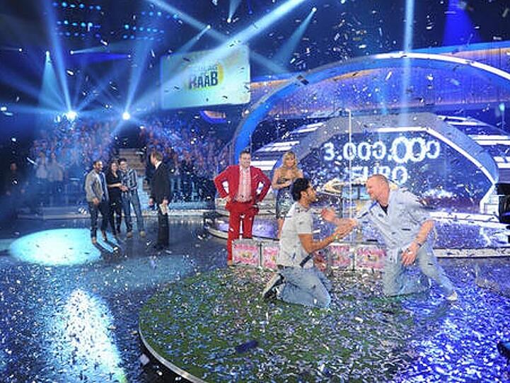 Stefan Raab (r.) gratuliert dem fassungslosen Sieger Anish