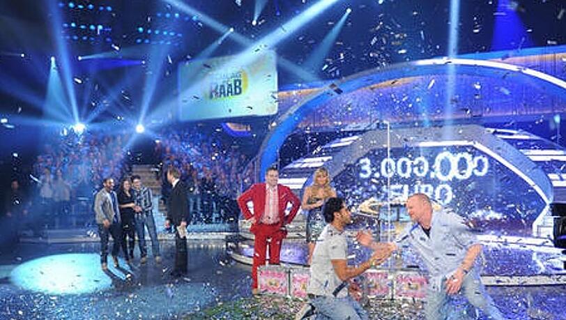Stefan Raab (r.) gratuliert dem fassungslosen Sieger Anish Stefan Raab (r.) gratuliert dem fassungslosen Sieger Anish