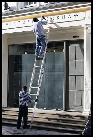 Victoria Beckham eröffnet ihre eigene Mode-Boutique in London. Mit dabei: ihre Eltern, Schwester und natürlich David Beckham.