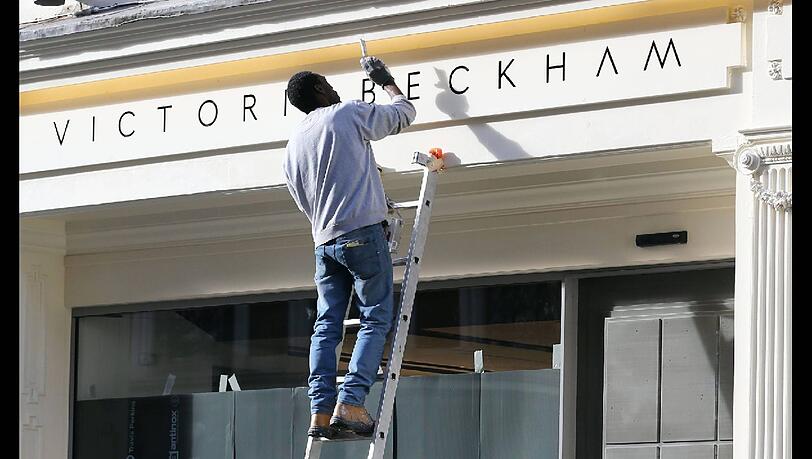 Victoria Beckham eröffnet ihre eigene Mode-Boutique in London. Mit dabei: ihre Eltern, Schwester und natürlich David Beckham. Victoria Beckham eröffnet ihre eigene Mode-Boutique in London. Mit dabei: ihre Eltern, Schwester und natürlich David Beckham.