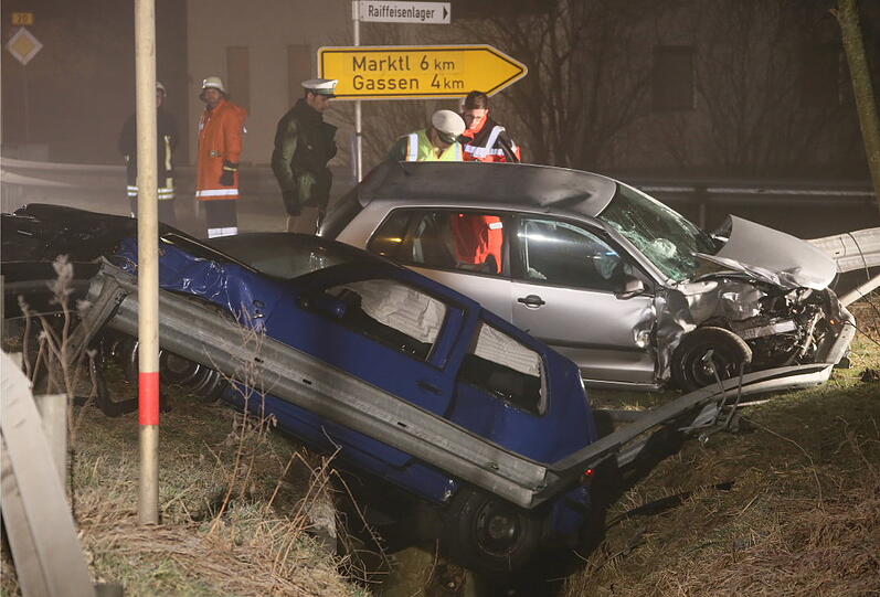 Beim Verkehrsunfall auf der B20 bei Oberndorf Gemd gab es einen Toten und 3 Mittel - bis Schwerverletzte.