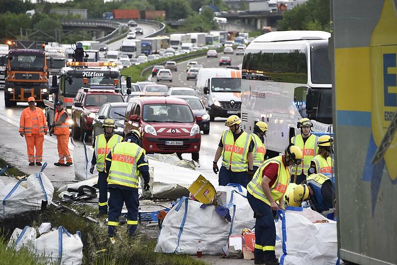 Ein schwerer Lkw-Unfall auf der A92 sorgte für erhebliche Behinderungen am Dienstag - die Bilder vom Bergungseinsatz.