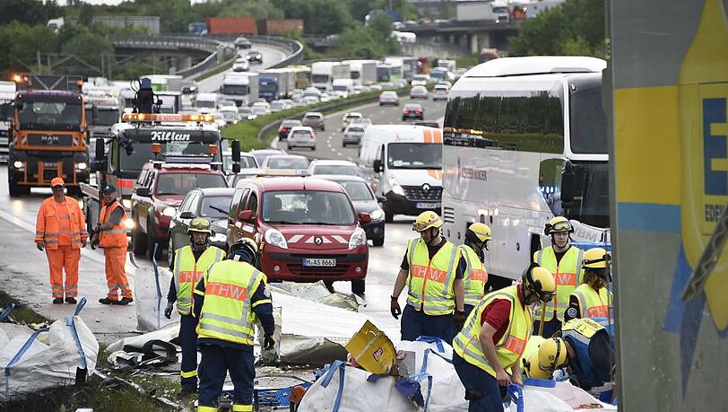Ein schwerer Lkw-Unfall auf der A92 sorgte für erhebliche Behinderungen am Dienstag - die Bilder vom Bergungseinsatz. Ein schwerer Lkw-Unfall auf der A92 sorgte für erhebliche Behinderungen am Dienstag - die Bilder vom Bergungseinsatz.