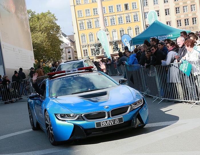 Sonnenschein und weiß-blauer Himmel: Beim München Marathon hatten die Teilnehmer perfekte Wetterbedingungen. Die Bilder zum Durchklicken.