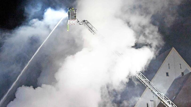 Rund einhundert Einsatzkräfte von neun Feuerwehren waren an den Löscharbeiten beteiligt.