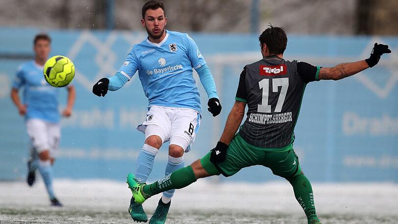 Schneegestöber und Fußball geht nicht? geht doch! Der TSV 1860 testete gegen Wacker Innsbruck auf schneeweißem Kunstrasen an der Grünwalder Straße - vorher mussten Funktionäre und Nachwuchsspieler Schneeschippen.