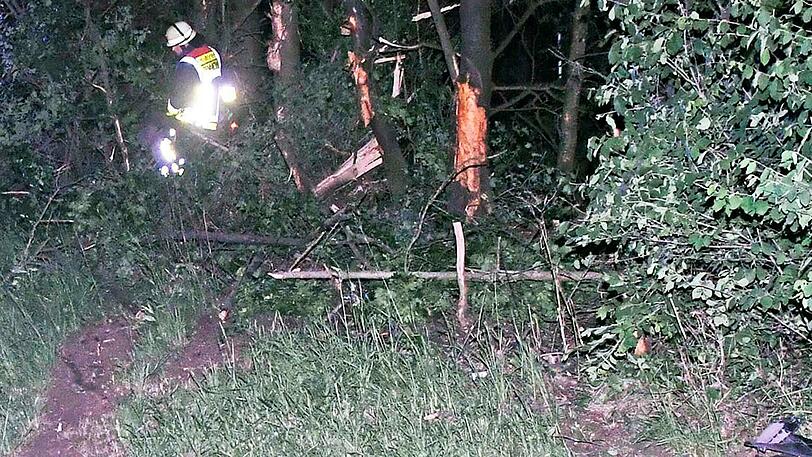 Der BMW wurde vollkommen zerstört, der Fahrer schwer verletzt. Die Bilder vom Unfallort.