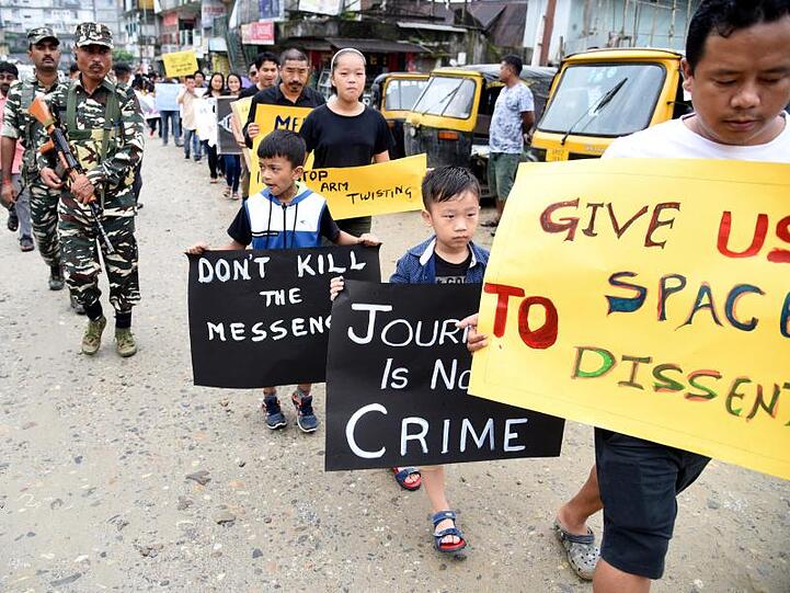 Medienvertreter und Kinder von Journalisten bei einer Demonstration in Indien: "Gibt uns Raum für Widerspruch" (r.), "Journalismus ist kein Verbrechen" (2.v.r.) und "Tötet nicht den Überbringer" (3.v.r.).