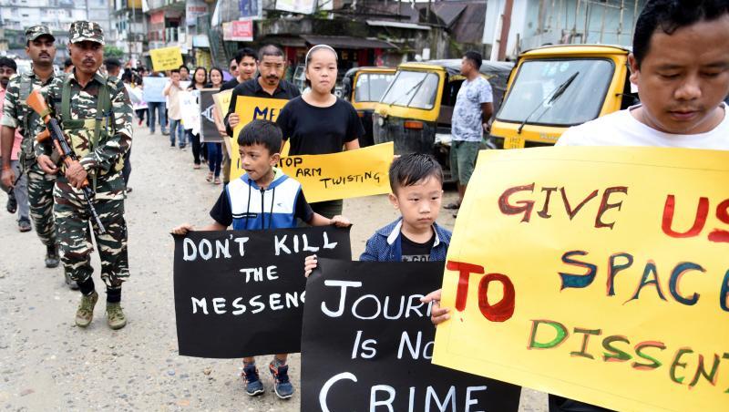 Medienvertreter und Kinder von Journalisten bei einer Demonstration in Indien: "Gibt uns Raum für Widerspruch" (r.), "Journalismus ist kein Verbrechen" (2.v.r.) und "Tötet nicht den Überbringer" (3.v.r.). Medienvertreter und Kinder von Journalisten bei einer Demonstration in Indien: "Gibt uns Raum für Widerspruch" (r.), "Journalismus ist kein Verbrechen" (2.v.r.) und "Tötet nicht den Überbringer" (3.v.r.).