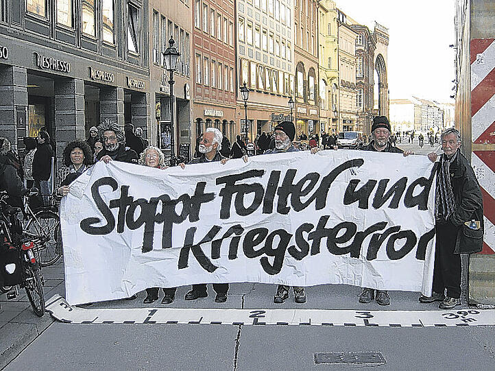 Probedemonstrieren am Nadelöhr Max-Josef-Platz: Vertreter des Aktionsbündnis zeigen, dass der Zug auch bei knapp vier Metern durchkommt.