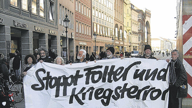 Probedemonstrieren am Nadelöhr Max-Josef-Platz: Vertreter des Aktionsbündnis zeigen, dass der Zug auch bei knapp vier Metern durchkommt. Probedemonstrieren am Nadelöhr Max-Josef-Platz: Vertreter des Aktionsbündnis zeigen, dass der Zug auch bei knapp vier Metern durchkommt.