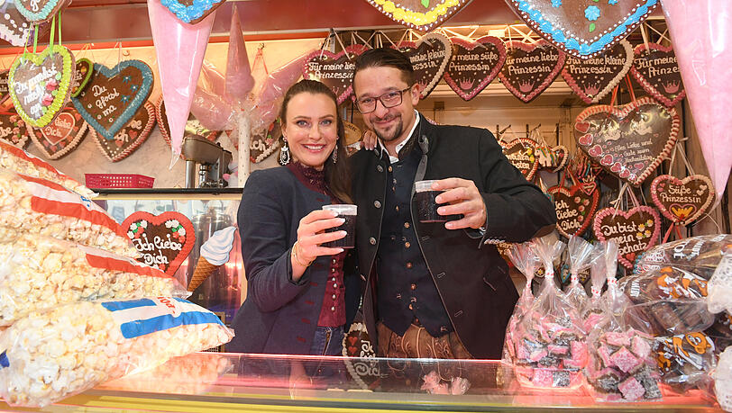 Chamaina Agtsch (links) und Marcell Pichler bieten auf dem Oktoberfest in ihrem Stand Glühwein an.