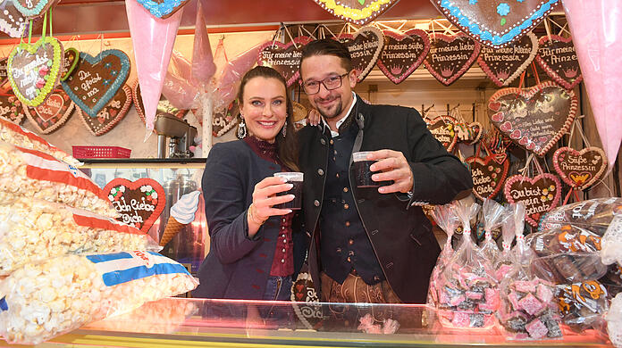 Chamaina Agtsch (links) und Marcell Pichler bieten auf dem Oktoberfest in ihrem Stand Glühwein an.