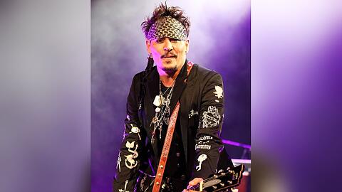 Johnny Depp, Mitglied der Band Hollywood Vampires, hat sich am Knöchel verletzt.