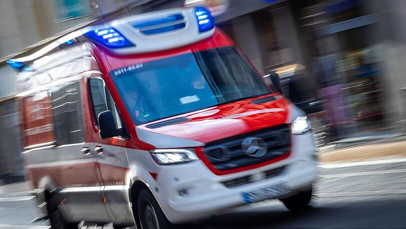 Ein Rettungswagen ist mit Blaulicht im Einsatz.