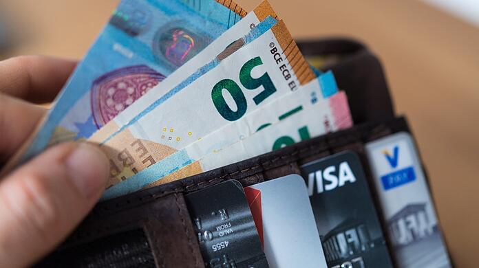 14.000 Euro waren in dem Geldbeutel, den ein Münchner Taxler gefunden und der Polizei übergeben hat.