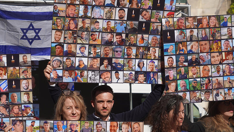 Etwa 20 Helfer der Kultusgemeinde halten eine „Wall of tears“ (Wand der Tränen) in den Händen – eine Fotocollage, die alle Opfer des Angriffs vor einem Jahr zeigt. Etwa 20 Helfer der Kultusgemeinde halten eine „Wall of tears“ (Wand der Tränen) in den Händen – eine Fotocollage, die alle Opfer des Angriffs vor einem Jahr zeigt.
