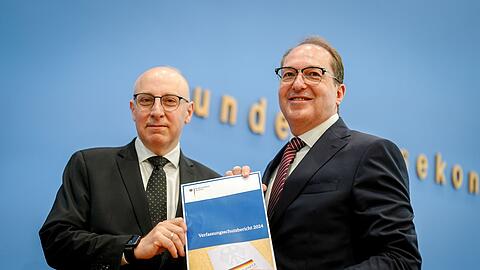 Bundesinnenminister Alexander Dobrindt (CSU) stellt den Jahresbericht zusammen mit BfV-Vizepräsident Sinan Selen vor.