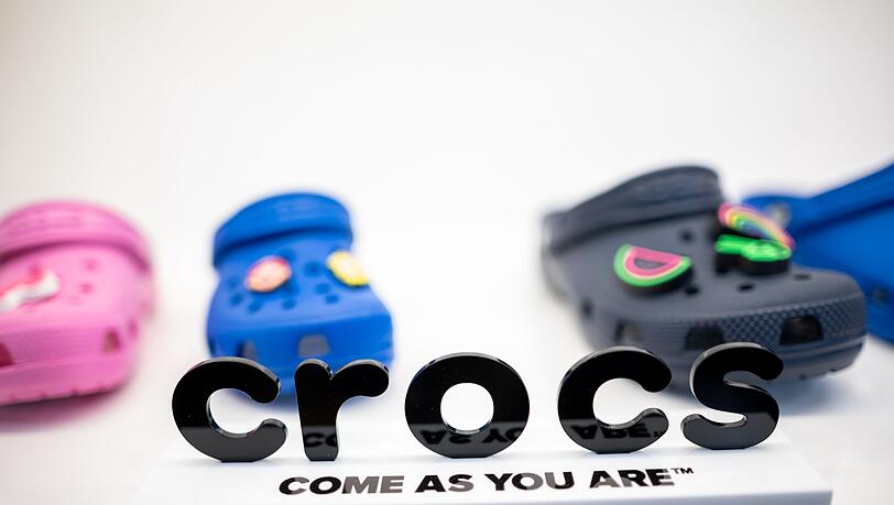 Die Crocs-Macher verschreckten die Anleger mit der Aussicht auf einen Umsatzrückgang. (Archivbild)