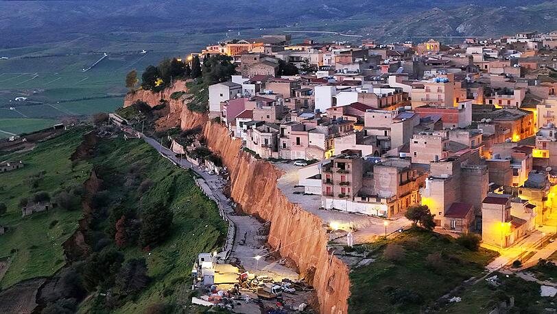 Nach schweren Unwettern droht in Niscemi ein Erdrutsch Teile eines Wohngebiets mitzurei&szlig;en.