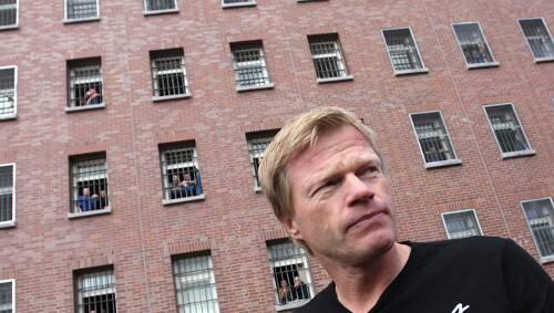 Besuchte die Justizvollzugsanstalt Siegburg: Oliver Kahn. Besuchte die Justizvollzugsanstalt Siegburg: Oliver Kahn.