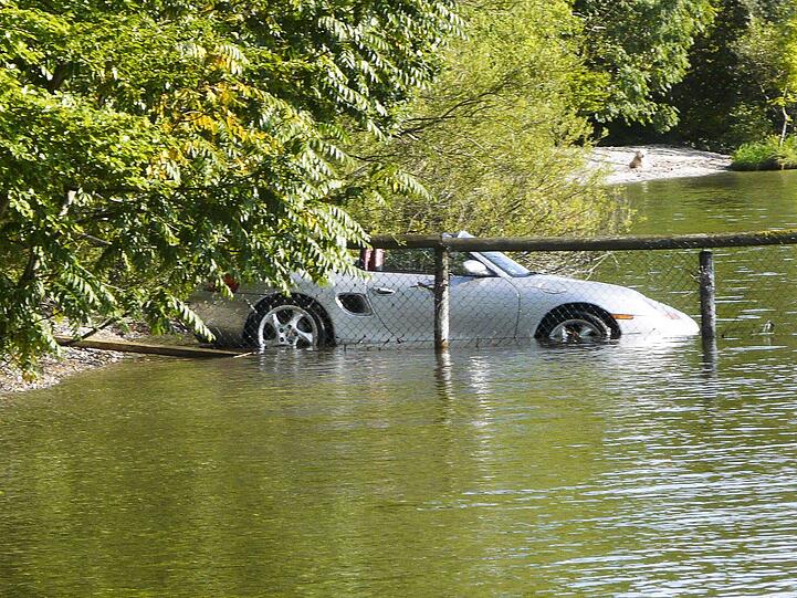 Ein Boxster geht baden: Der Porsche liegt bis zur Türunterkante im Wasser. Foto: fib