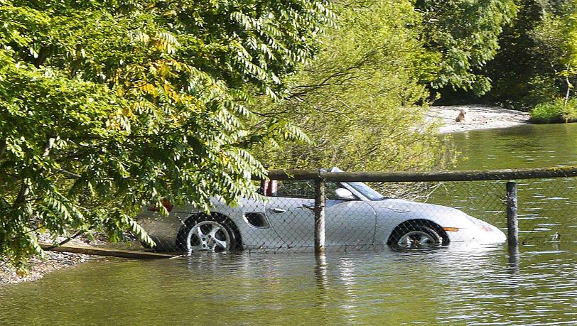 Ein Boxster geht baden: Der Porsche liegt bis zur Türunterkante im Wasser. Foto: fib Ein Boxster geht baden: Der Porsche liegt bis zur Türunterkante im Wasser. Foto: fib